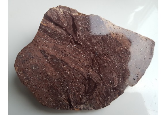 Okaz ryolitu z Gór Kaczawskich z iryzującymi skaleniami