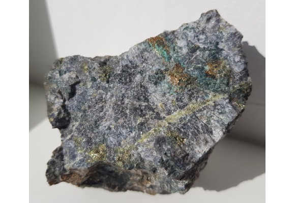 Skapolit i chalkopiryt w skarnie ze Svappavaary, Norrbotten (Szwecja)