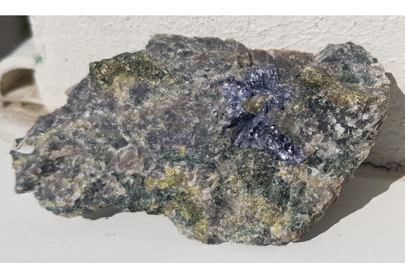 Skapolit, chalkopiryt i molibdenit w skarnie ze Svappavaary, Norrbotten (Szwecja)