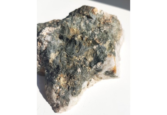 Wachlarzowe skupienia kryształów amfiboli z Kotliny k. Świeradowa Zdr.