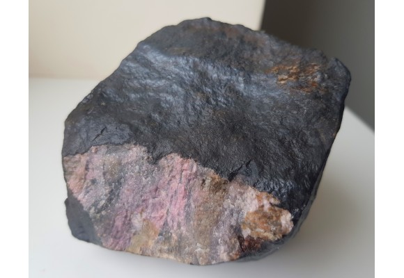 Rodonit ze złoża Dadu w Carlibaba, Bukowina, Rumunia