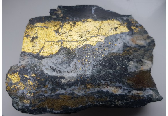 Polerowany fragment żyły kruszcowej z Miedzianki sudeckiej