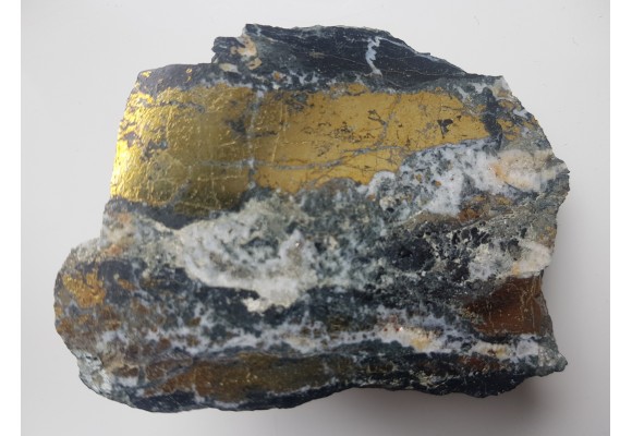 Polerowany fragment żyły kruszcowej z Miedzianki sudeckiej