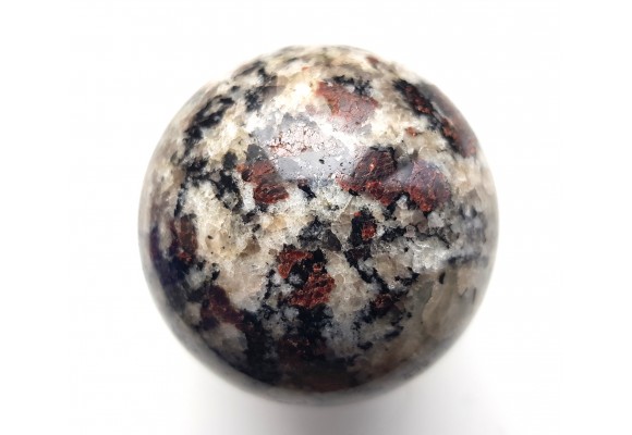 Kula z jasnego granulitu znad jeziora Inari w Finlandii