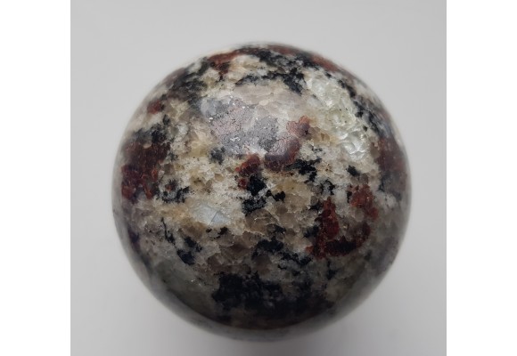 Kula z jasnego granulitu znad jeziora Inari w Finlandii