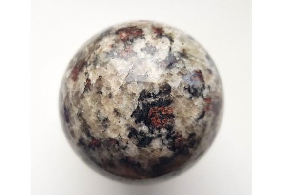 Kula z jasnego granulitu znad jeziora Inari w Finlandii