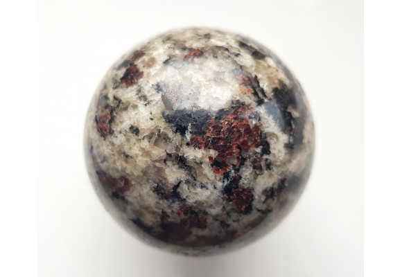 Kula z jasnego granulitu znad jeziora Inari w Finlandii