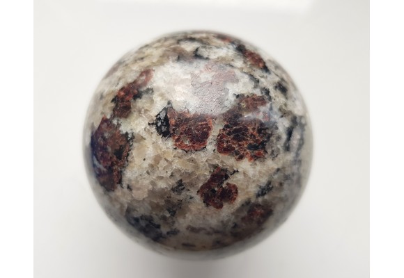 Kula z jasnego granulitu znad jeziora Inari w Finlandii