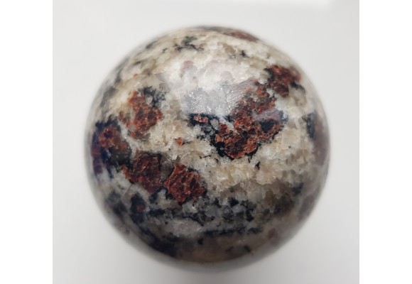 Kula z jasnego granulitu znad jeziora Inari w Finlandii