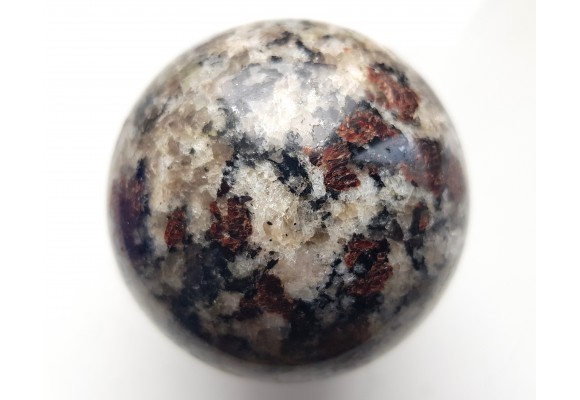 Kula z jasnego granulitu znad jeziora Inari w Finlandii