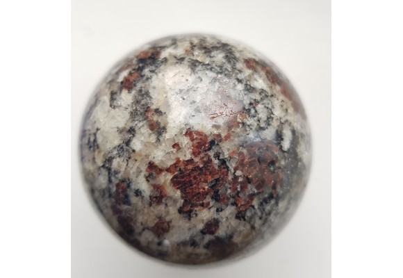 Kula z jasnego granulitu znad jeziora Inari w Finlandii