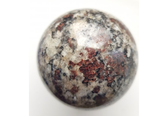 Kula z jasnego granulitu znad jeziora Inari w Finlandii