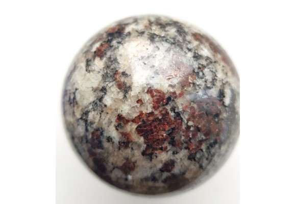 Kula z jasnego granulitu znad jeziora Inari w Finlandii