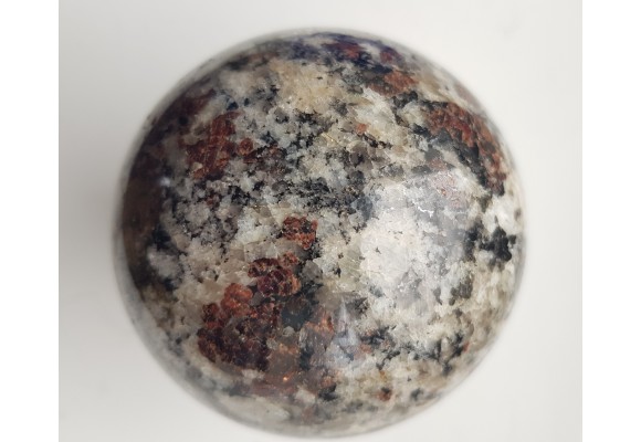 Kula z jasnego granulitu znad jeziora Inari w Finlandii