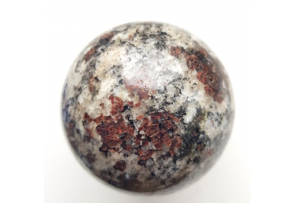 Kula z jasnego granulitu znad jeziora Inari w Finlandii