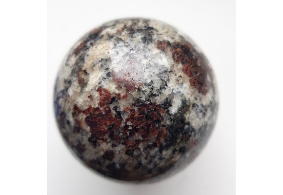 Kula z jasnego granulitu znad jeziora Inari w Finlandii