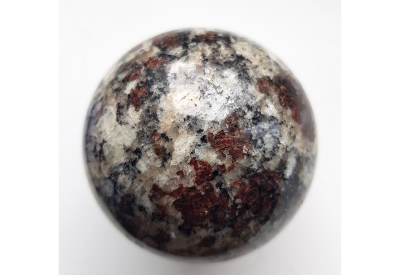 Kula z jasnego granulitu znad jeziora Inari w Finlandii