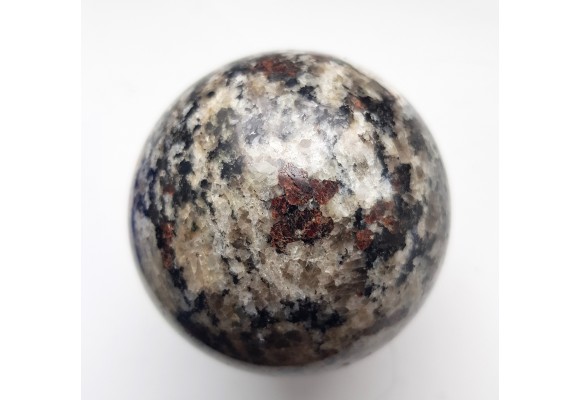 Kula z jasnego granulitu znad jeziora Inari w Finlandii