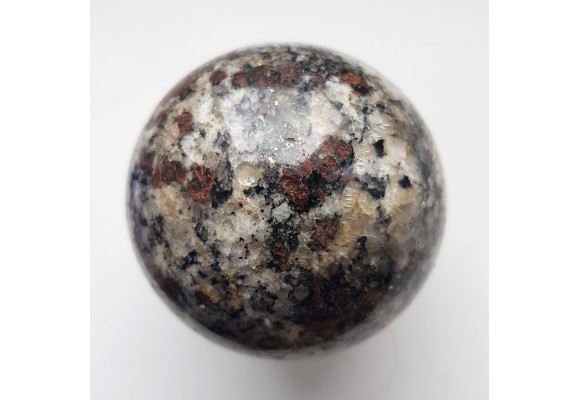 Kula z jasnego granulitu znad jeziora Inari w Finlandii