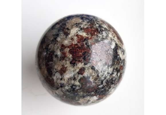 Kula z jasnego granulitu znad jeziora Inari w Finlandii