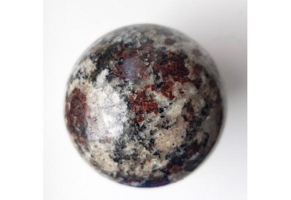 Kula z jasnego granulitu znad jeziora Inari w Finlandii