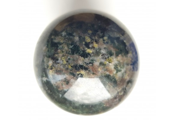 Unikatowa kula ze skapolitu, świeci w UV