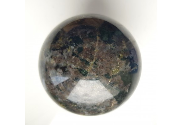 Unikatowa kula ze skapolitu, świeci w UV