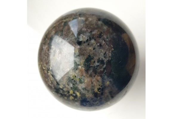 Unikatowa kula ze skapolitu, świeci w UV