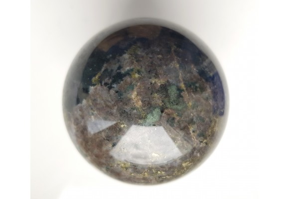 Unikatowa kula ze skapolitu, świeci w UV