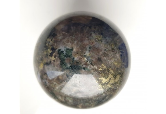 Unikatowa kula ze skapolitu, świeci w UV