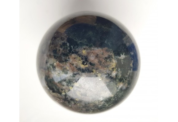 Unikatowa kula ze skapolitu, świeci w UV