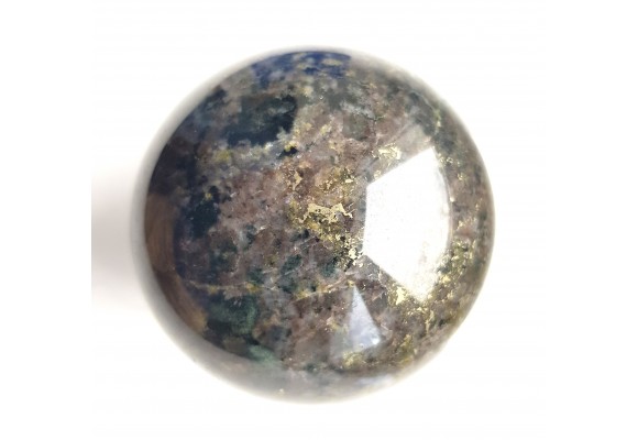 Unikatowa kula ze skapolitu, świeci w UV