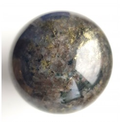 Unikatowa kula ze skapolitu, świeci w UV