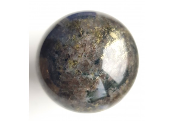 Unikatowa kula ze skapolitu, świeci w UV